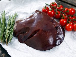 Užitočné a škodlivé vlastnosti jahňacej pečene