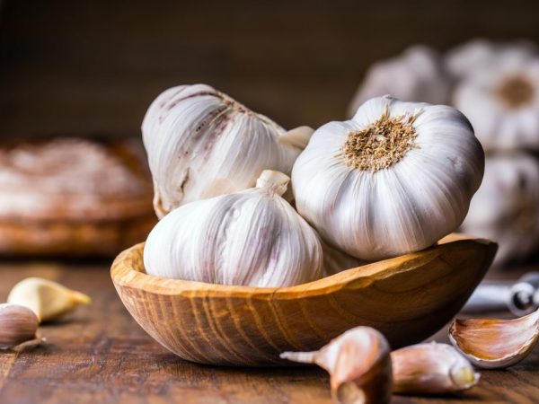Nakrájajte a ošúpte cesnak
