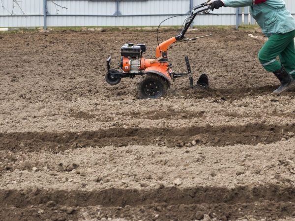Ručne vedený traktor vykonáva niekoľko funkcií